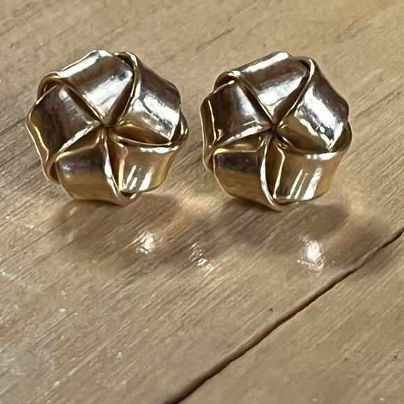 Vintage gold tone basket weave stud fashion earrings. womens - Picture 2 of 4
